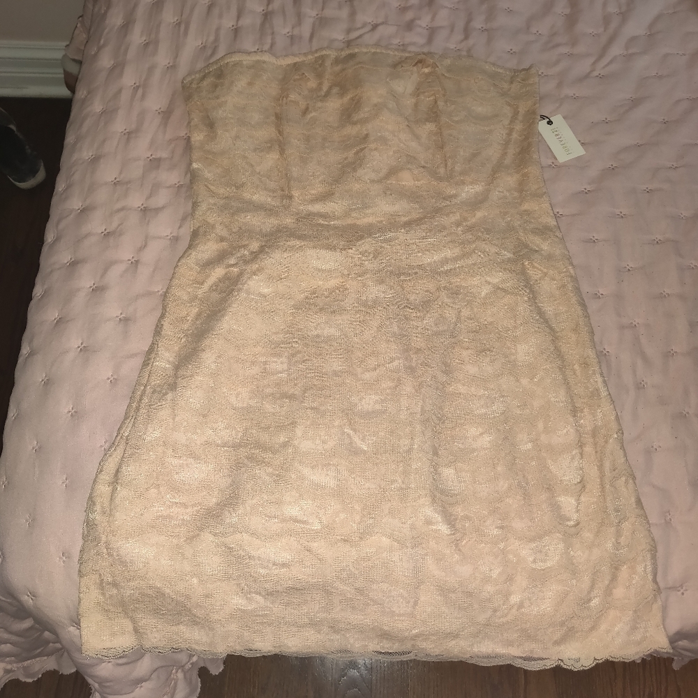 Forever 21 short length strapless dresa